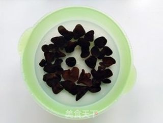 冬瓜咸肉木耳汤的做法步骤：2