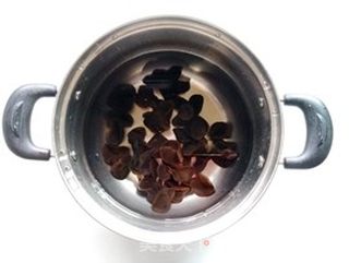 冬瓜咸肉木耳汤的做法步骤：3