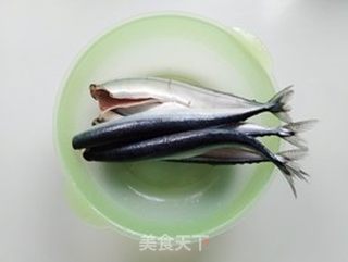 干煎秋刀鱼的做法步骤:2