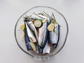 干煎秋刀鱼的做法步骤:3