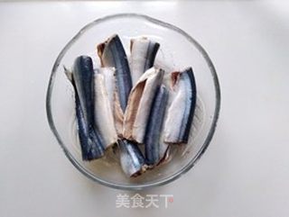 干煎秋刀鱼的做法步骤:4