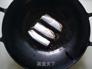 干煎秋刀鱼的做法步骤:5