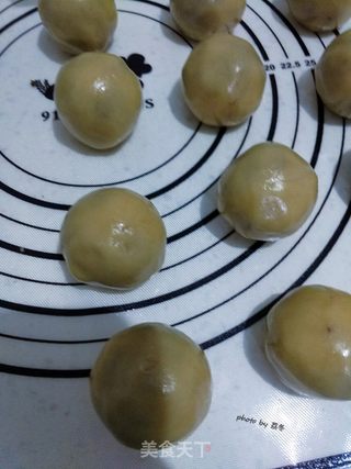 广式豆沙月饼的做法步骤:8