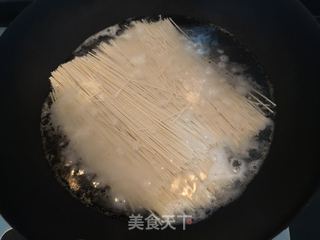 小番茄炒面的做法步骤：1