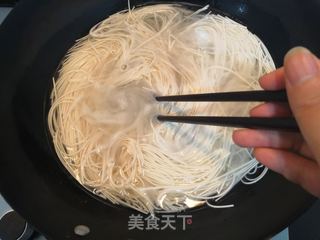 小番茄炒面的做法步骤：2