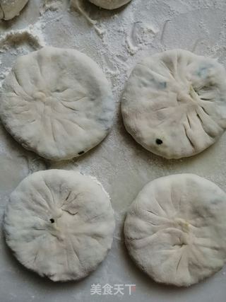 韭菜鸡蛋馅饼的做法步骤:9