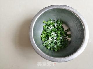 香葱芝麻花卷的做法步骤:3
