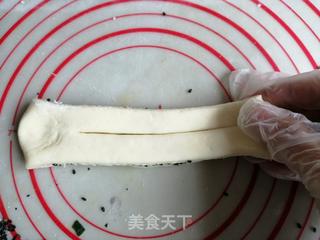 香葱芝麻花卷的做法步骤:7
