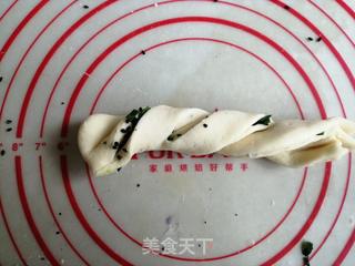 香葱芝麻花卷的做法步骤:8