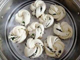 香葱芝麻花卷的做法步骤:10