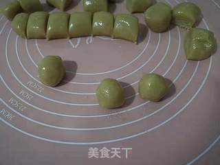 黑芝麻豆沙月饼的做法步骤:5