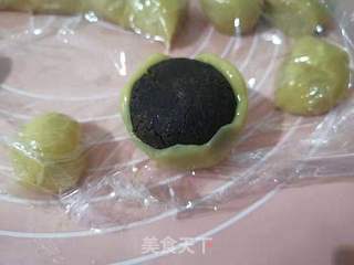 黑芝麻豆沙月饼的做法步骤:6
