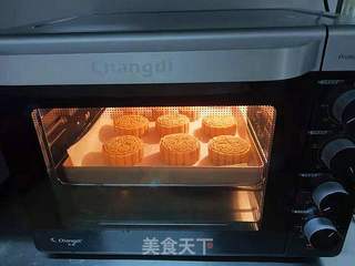 黑芝麻豆沙月饼的做法步骤:10
