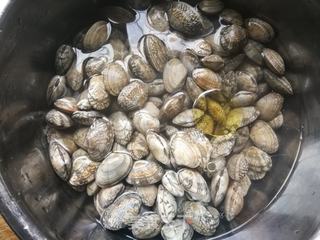 酱泼花蛤的做法步骤:3