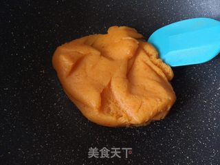 酥皮金沙奶黄月饼的做法步骤：8