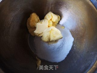 酥皮金沙奶黄月饼的做法步骤:9