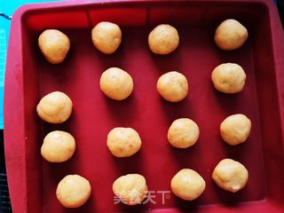 酥皮金沙奶黄月饼的做法步骤:17