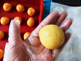 酥皮金沙奶黄月饼的做法步骤:19