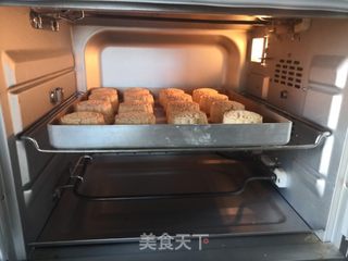 酥皮金沙奶黄月饼的做法步骤:21