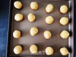 酥皮金沙奶黄月饼的做法步骤:16
