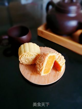 酥皮金沙奶黄月饼的做法步骤:23