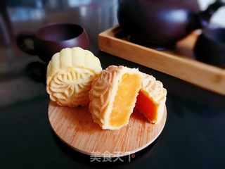 酥皮金沙奶黄月饼的做法步骤:24