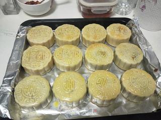 广式蛋黄月饼的做法步骤:28