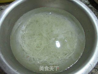 茶树菇胡萝卜炒米面的做法步骤：2