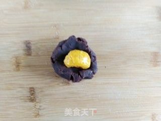 豆沙咸蛋黄月饼的做法步骤:7