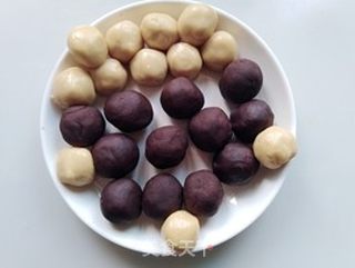 豆沙咸蛋黄月饼的做法步骤:8