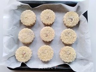 豆沙咸蛋黄月饼的做法步骤:11