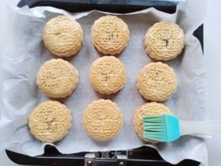 豆沙咸蛋黄月饼的做法步骤:12