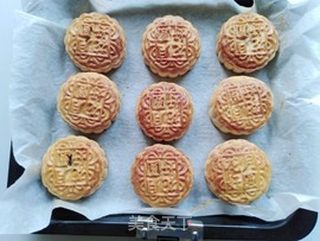 豆沙咸蛋黄月饼的做法步骤:13
