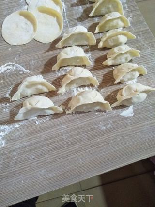 酸菜猪肉馅水饺的做法步骤:4