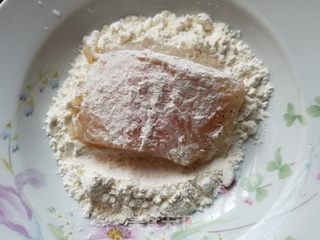 干煎龙利鱼片的做法步骤：2