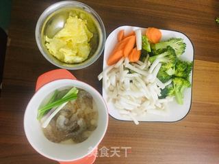 西兰花红萝卜菌菇虾仁汤的做法步骤:2
