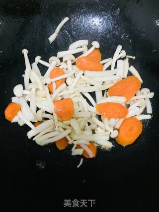西兰花红萝卜菌菇虾仁汤的做法步骤:4