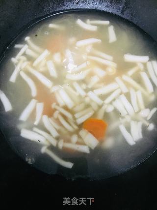 西兰花红萝卜菌菇虾仁汤的做法步骤:5