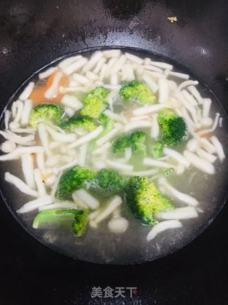 西兰花红萝卜菌菇虾仁汤的做法步骤:6