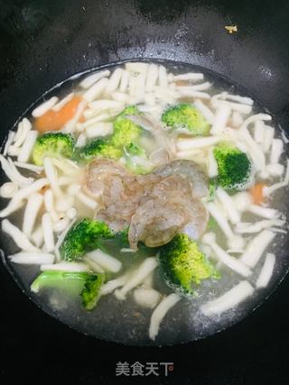 西兰花红萝卜菌菇虾仁汤的做法步骤:7