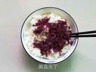 红椰菜肉松饭团的做法步骤:2