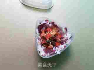 红椰菜肉松饭团的做法步骤:5