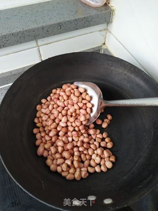 盐焗花生米的做法步骤:2