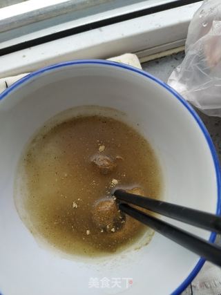 盐焗花生米的做法步骤:3