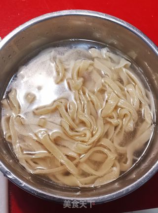 手擀面的做法步骤:11
