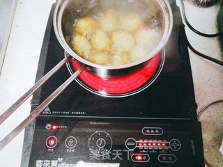 大人小孩都爱的敲扁土豆（土豆饼）的做法步骤：1
