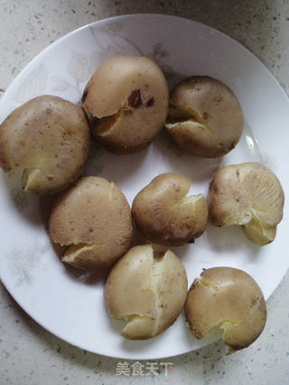 大人小孩都爱的敲扁土豆(土豆饼)的做法步骤:2