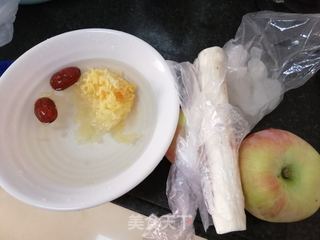 苹果系列三：苹果山药银耳甜汤的做法步骤：1