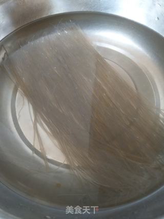 猪肉酸菜粉包子的做法步骤:2