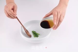 5分钟搞定葱油拌面的做法步骤：1